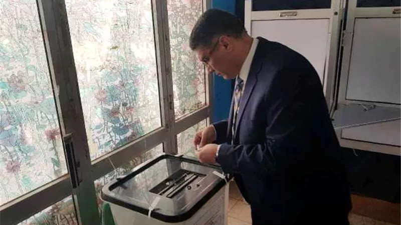 رئيس جهاز القاهرة الجديدة يدلى بصوته فى الإستفتاء.. بالصور