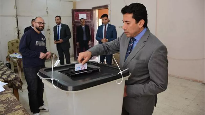 وزير الرياضة يدلي بصوته في الاستفتاء علي الدستور ويدعو الشباب للمشاركة