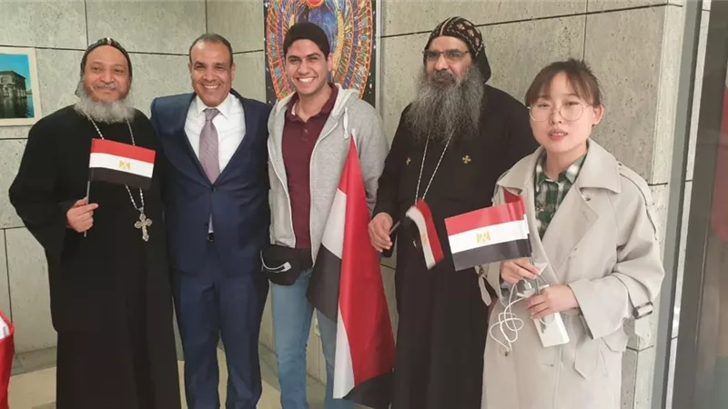 أسقف الكنيسة الأرثوذكسية فى ألمانيا يقود وفدا للمشاركة فى الاستفتاء.. صور