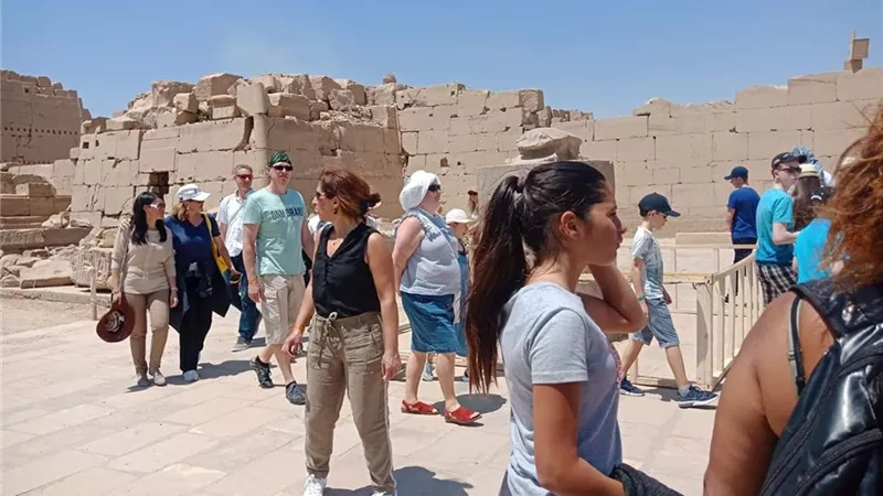 وزيرة السياحة تدور حول جعران البحيرة المقدسة