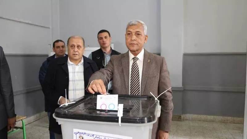 محافظ المنوفية يتفقد اللجان ويدلى بصوته ويشيد بإقبال الناخبين