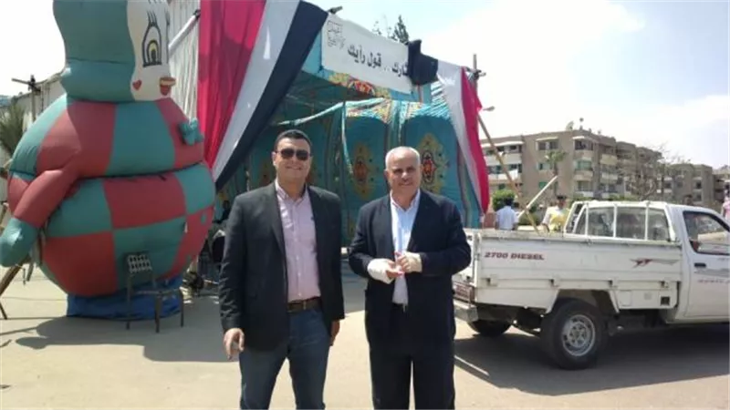 رئيس جهاز مدينة ٦ أكتوبر يدلي بصوته في مدرسه الشهيد محمود أبو المجد الابتدائية