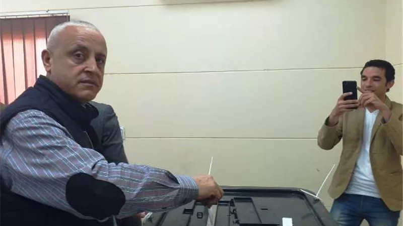 عبدالمطلب عماره يدلى بصوته فى الإستفتاء على التعديلات الدستورية.. بالصور