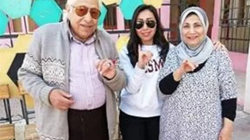 فاطمة عيد وابنتها تدليان باصواتهم في الاستفتاء على التعديلات الدستورية ب6 أكتوبر