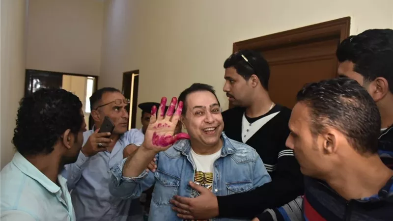 حكيم يدلي بصوته في الشيخ زايد .. صور