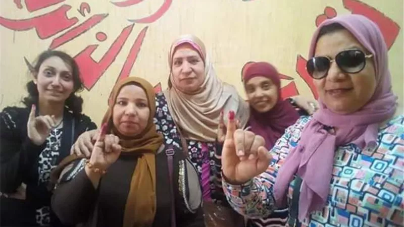 المرأة تتصدر الصفوف في الاستفتاء على الدستور