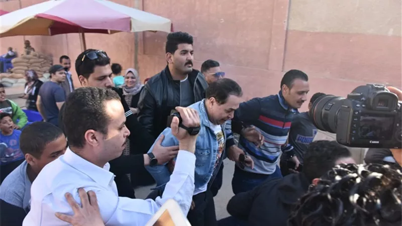 حكيم يدلى بصوته فى الشيخ زايد .. صور