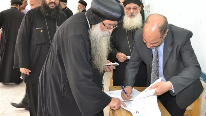 أسقف دشنا يدلى بصوته فى الاستفتاء على الدستور .. صور