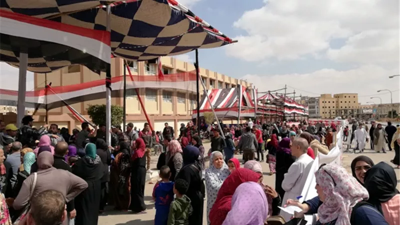 إقبال كبير من المواطنين على لجان الإستفتاء بمدينة بدر.. بالصور