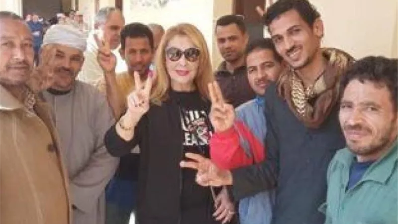 نادية الجندى تدلى بصوتها .. وتعلق : المشاركة في التعديلات الدستورية واجب وطني .. صور
