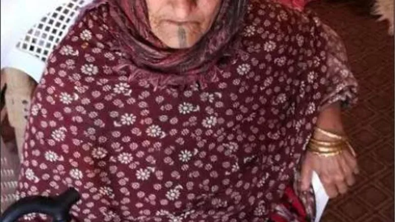مُسنة عمرها 114 عاما تحرص على الإدلاء بصوتها بمطروح