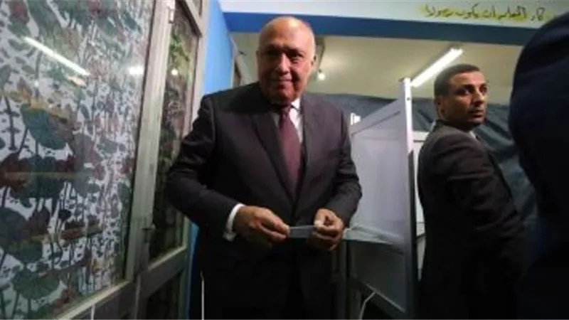 وزير الخارجية يدلى بصوته بلجنة سيزا نبراوى بالتجمع الخامس
