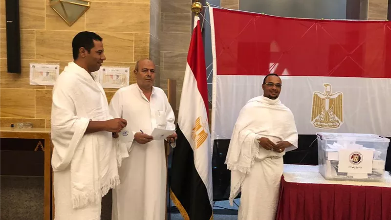 المعتمرون المصريون يدلون أصواتهم في الاستفتاء على الدستور في قنصلية جدة
