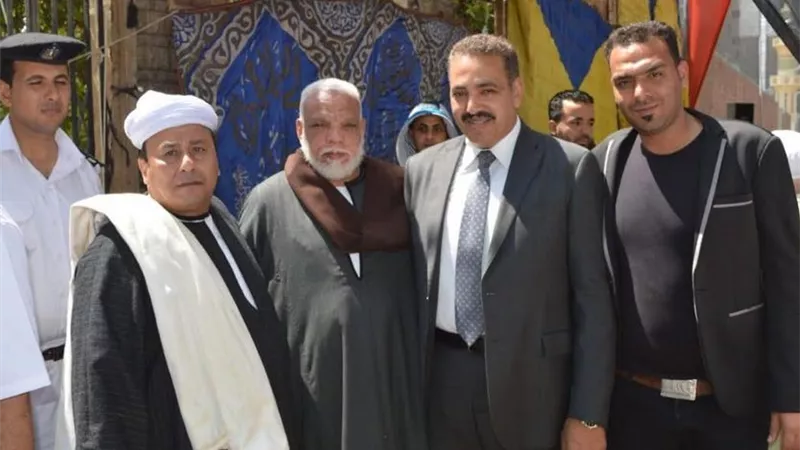 النائب منتصر رياض يوزع كتب انجازات عهد الرئيس السيسى على الناخبين
