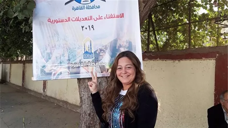 فاتن الحلو تدلى بصوتها فى التعديلات الدستورية فى عين شمس .. صور