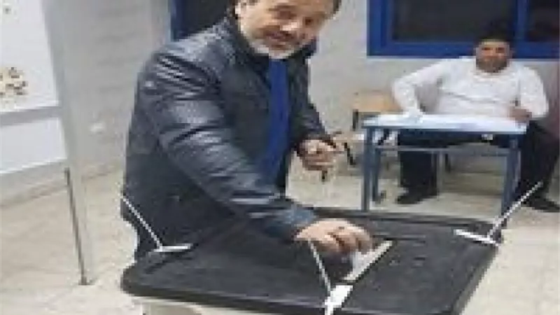 ايهاب فهمى يدلى بصوته فى 6 أكتوبر .. صور