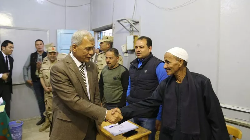 قبل غلق الاقتراع .. محافظ المنوفية يتفقد لجان الإستفتاء فى كوم الضبع و أشمون