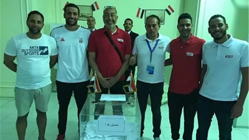 سباحو المياة المفتوحة يدلون بأصواتهم فى التعديلات الدستورية بالكويت