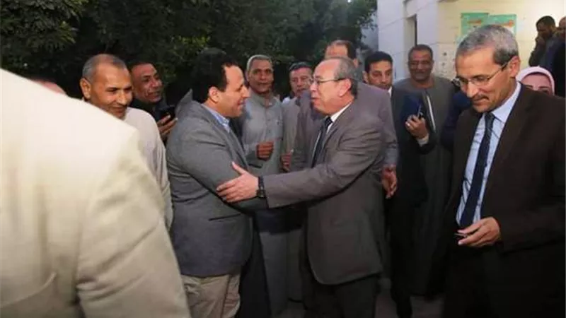 أهالى قلين يستقبلون محافظ كفرالشيخ بالورود والزغاريد وهتافات تحيا مصر