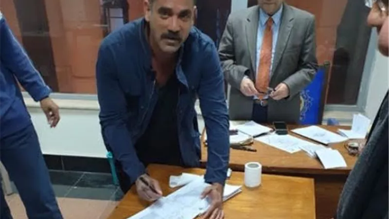 أمير كراره يدلي بصوته بميناء الإسكندرية أثناء تصويره لفيلمه الجديد