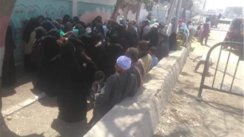 إقبال كبير من المواطنين على لجان الإستفتاء بالجيزة
