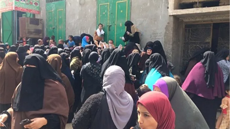 سيدات الصالحية بالجيزة تشاركن فى الاستفتاء على الدستور بكثافة