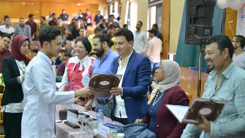 عمرو رمزي رئيس لجنة تحكيم مواهب جامعة بني سويف