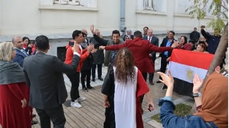 إقبال كبير من المصريين فى اليونان على التصويت .. صور