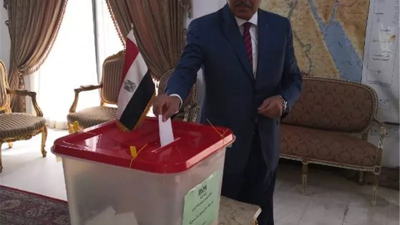 رئيس جامعة الأزهر يدلي بصوته في سفارة مصر بالبحرين