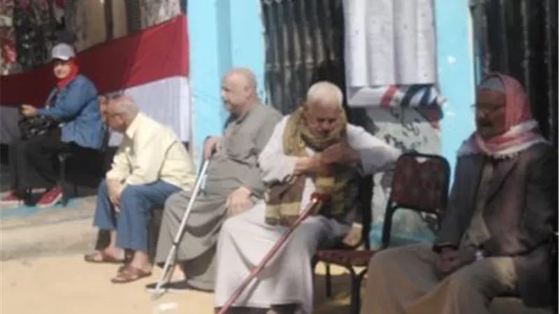 توافد كبار السن على اللجان في الصباح الباكر لثاني ايام الاستفتاء ... صور