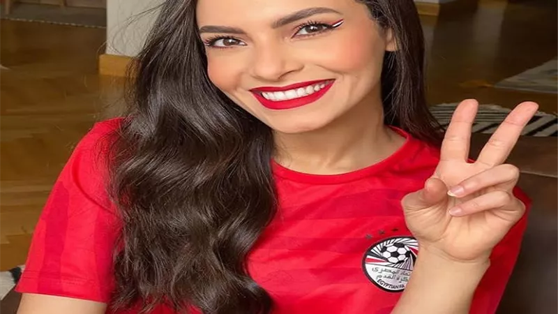 بتشيرت الفريق .. كارمن سليمان تهنئ المنتخب بالفوز