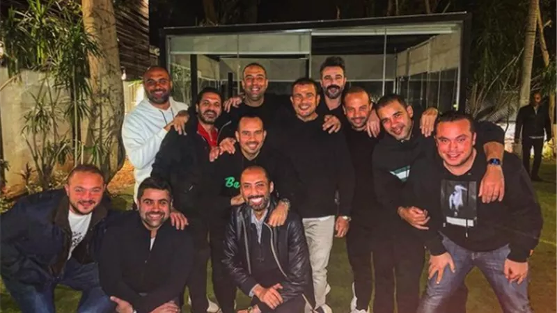 الهضبة عمرو دياب يحتفل بفوز مصر على المغرب برفقة ميدو وأصدقائه