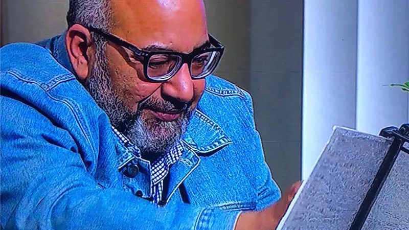 شاهد .. بيومى فؤاد يرسم لوحة فنية على الهواء و يسميها ايمن