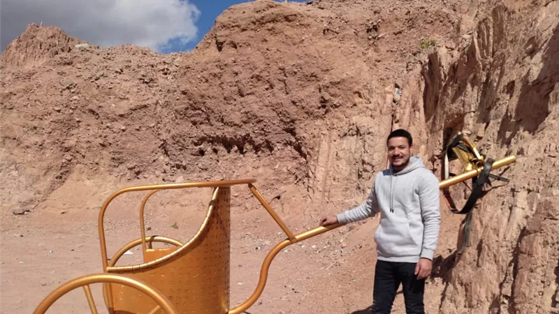 فنان يشكل مجسم ضخم لعجلة حربية على الطراز الفرعوني بمدينة دهب جنوب سيناء