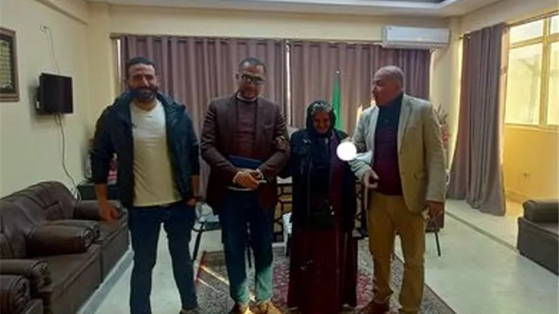 تكريم عاملة النظافة الأمينة بالإسماعيلية..وجدت تليفون وأعادته لصاحبه..صور