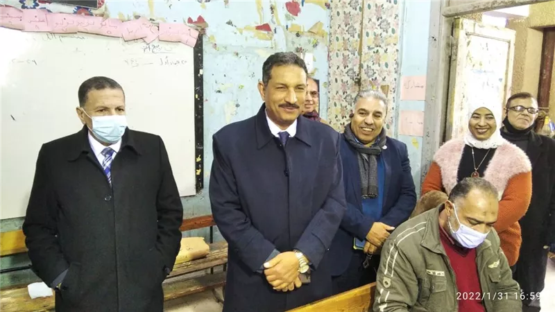 مدير تعليم الجيزة يتفقد كنترول العمرانية للشهادة الاعدادية