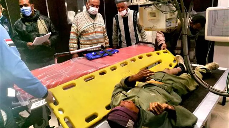 رئيس مدينة الأقصر يزور عامل نظافة مصابا فى المستشفى
