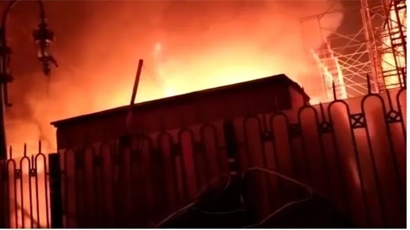شاهد بالفيديو.. لحظة حريق مبنى بالحسين