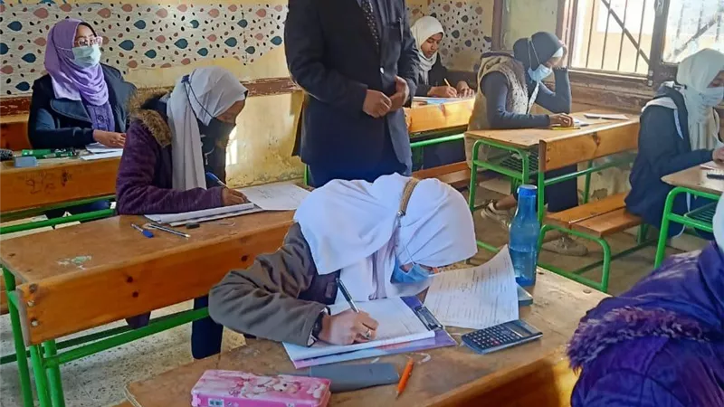 وكيل وزارة التعليم بقنا يتفقد امتحانات الشهاده الاعداديه