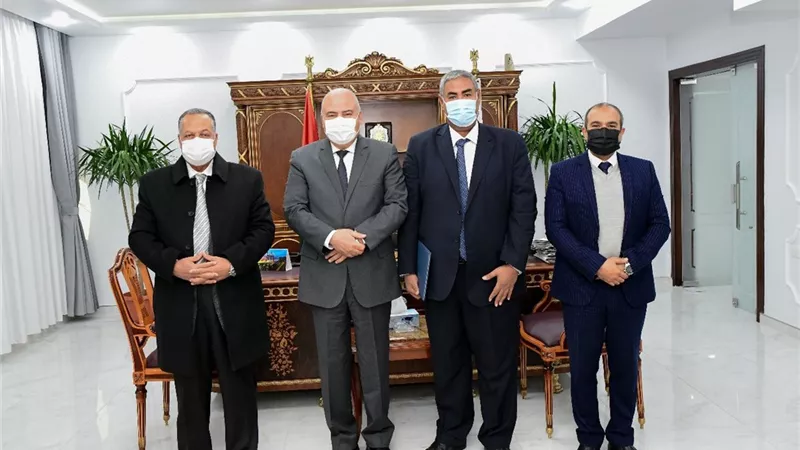 الداودي يكرم ابن قنا المصنف ضمن أفضل علماء العالم في الفيزياء النووية طبقا لتصنيف جامعة ستنافورد