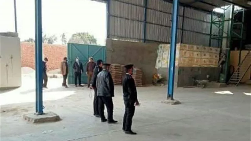 شئون البيئة يضبط خمس منشآت صناعية تعمل بدون ترخيص فى بلبيس.. بالصور