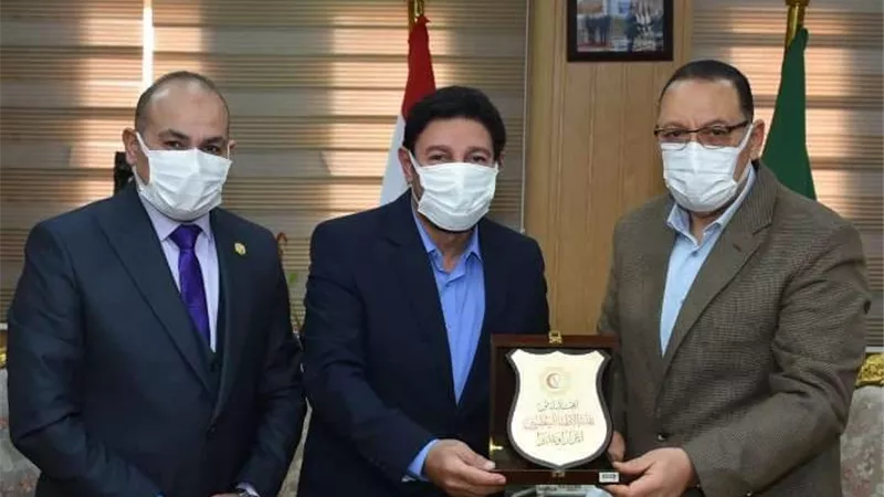 محافظ الشرقية يلتقى نقيب الأطباء البيطريين بمكتبه بالديوان العام