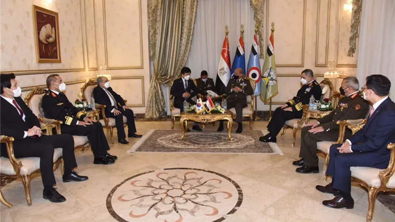 وزير الدفاع يشهد مراسم توقيع عدد من مذكرات التفاهم وعقود التسليح مع كوريا الجنوبية