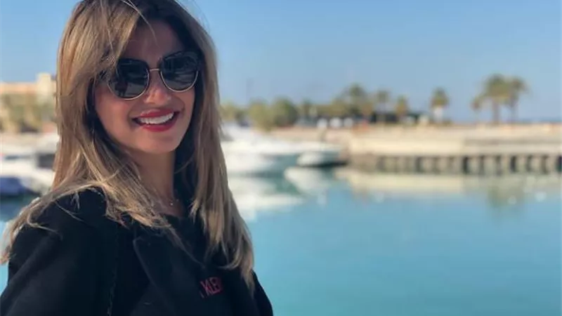 شاهد..منة فضالي تشارك متابعيها إطلالة رقيقة