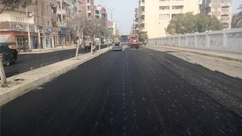 الإسماعيلية ترصف المحاور الرئيسية بالقنطرة غرب..صور