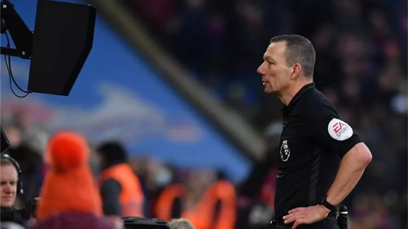 إيقاف حكم مباراة ليفربول وكريستال بالاس لهذا السبب