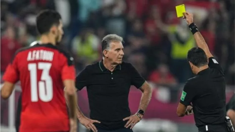 قبل مواجهة الكاميرون بساعات .. الكاف يصدم كيروش بإيقاف مساعده ومدافع المنتخب