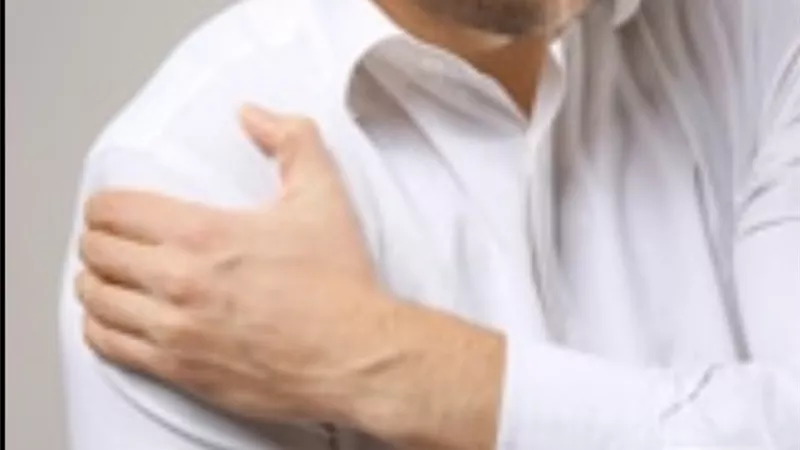أخصائي عظام يكشف عن ٥ أسباب لآلام الكتف