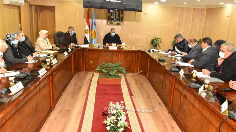 محافظ أسيوط يناقش أوضاع تقنين أراضي الدولة بالقرى والمراكز ويوجه بتكثيف حملات الإزالة
