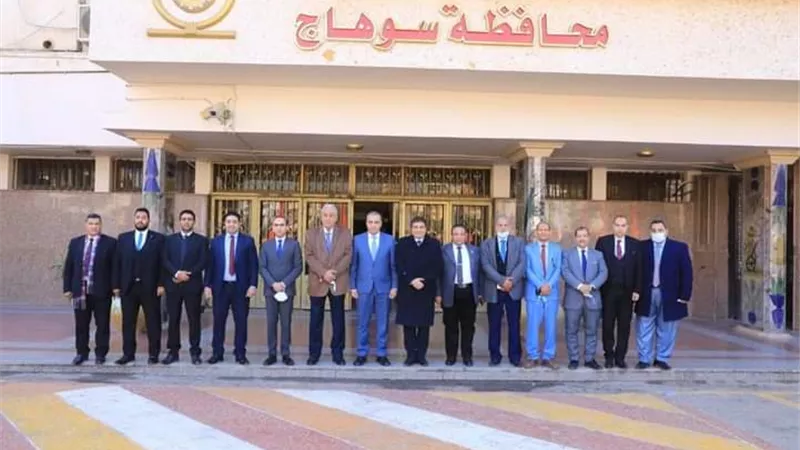 وفد من المحامين يشكرون محافظ سوهاج لحل مشكلة أرض النقابة الحالي